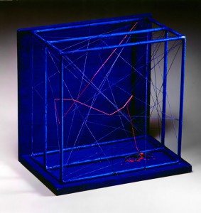 La bala perdida. Seda-nylon-madera-hierro. 18x19x12 cm. Año 2001 La bala perdida. Seda-nylon-madera-hierro. 18x19x12 cm. Año 2001